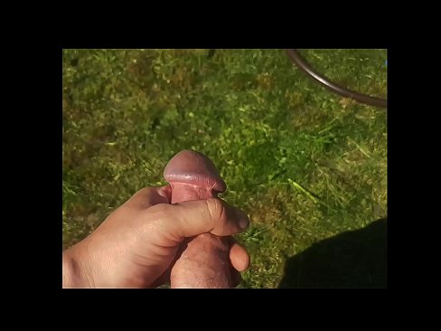 ❤️ Keçika germ di bexçeyek havînê de pisîka xwe ya pembe diqelişe û bi şuştinê dixe. ❤️ Porno li porno ku.battlepass-bonuse.ru ❤